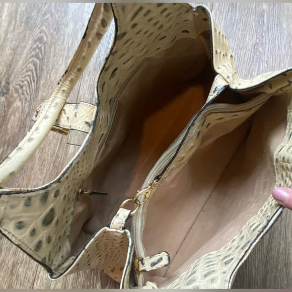 Vintage SSaucy Embossed Cream and White Shoulder Bag Handmade Italian Leather - Picture 2 of 12